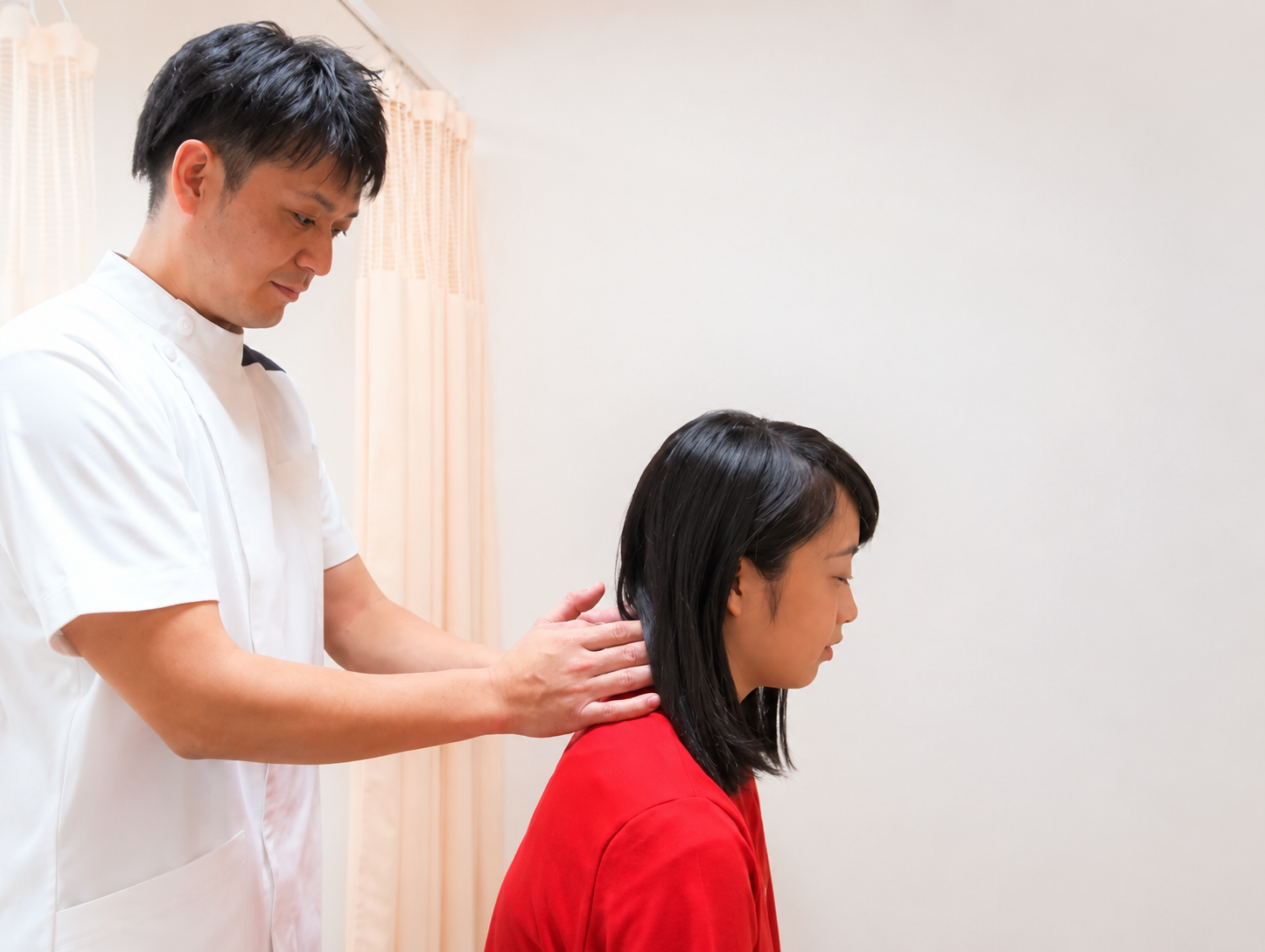 交通事故後の首の痛みに対する施術の様子（はやしだ整骨院）